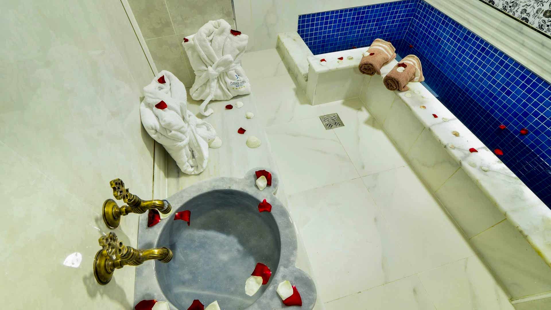 Pool Suite