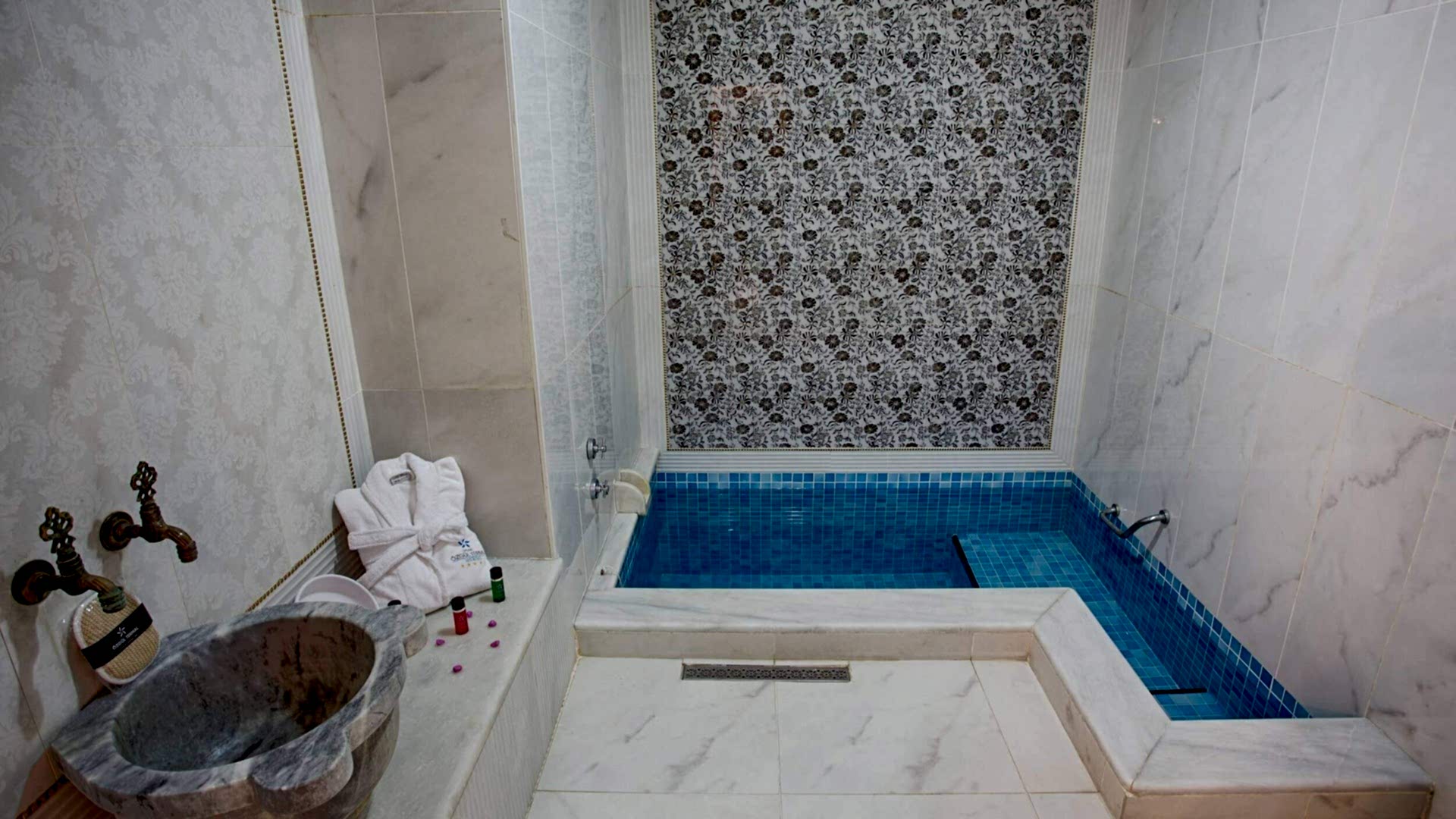 Pool Suite